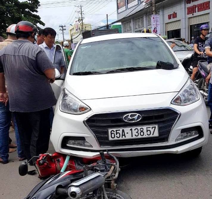 Vứt ma tuý, lao ôtô tông vào xe máy cảnh sát hòng tẩu thoát vut ma tuy lao oto tong vao xe may canh sat hong tau thoat