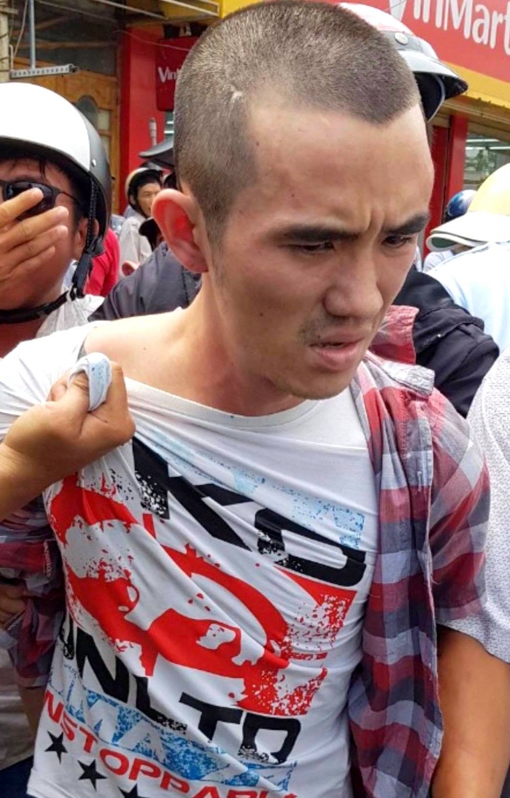 Vứt ma tuý, lao ôtô tông vào xe máy cảnh sát hòng tẩu thoát vut ma tuy lao oto tong vao xe may canh sat hong tau thoat