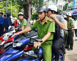 tu nam 2021 tai xe xe om va shiper phai deo the hoat dong tren nguc ao