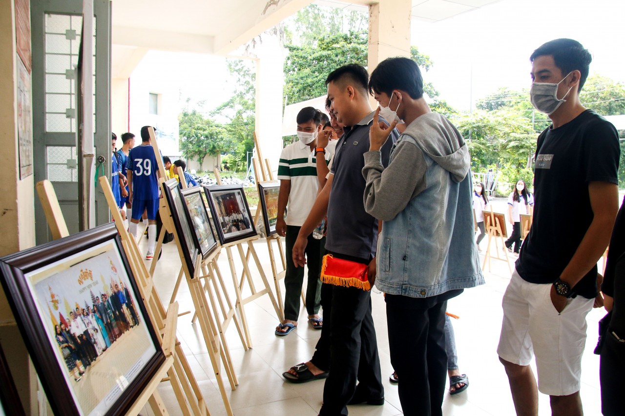 Tuổi trẻ Việt Nam - Campuchia sôi nổi giao lưu văn hóa, thể thao Tuổi trẻ Việt Nam - Campuchia sôi nổi giao lưu văn hóa, thể thao