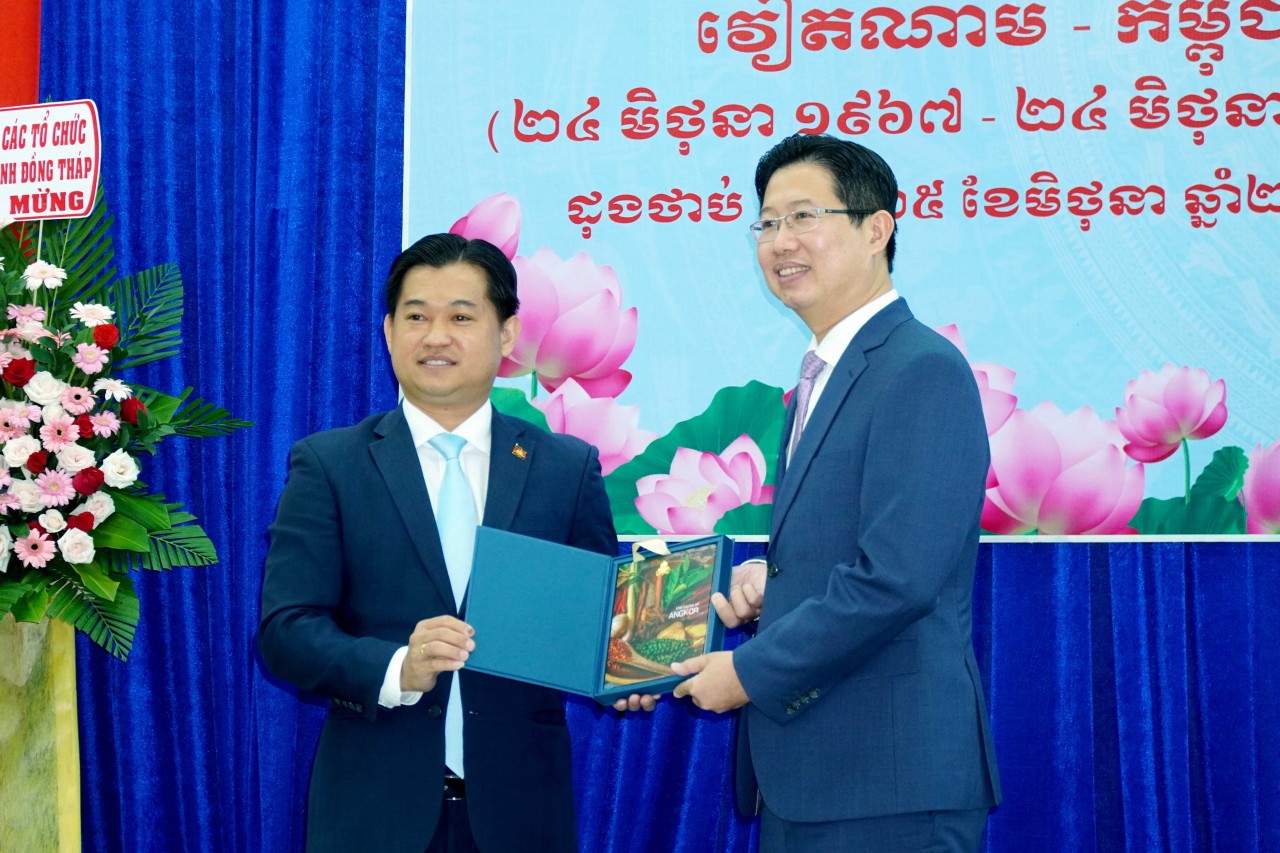 Đồng Tháp họp mặt kỷ niệm 55 năm ngày thiết lập quan hệ ngoại giao Việt Nam - Campuchia Đồng Tháp họp mặt kỷ niệm 55 năm ngày thiết lập quan hệ ngoại giao Việt Nam - Campuchia