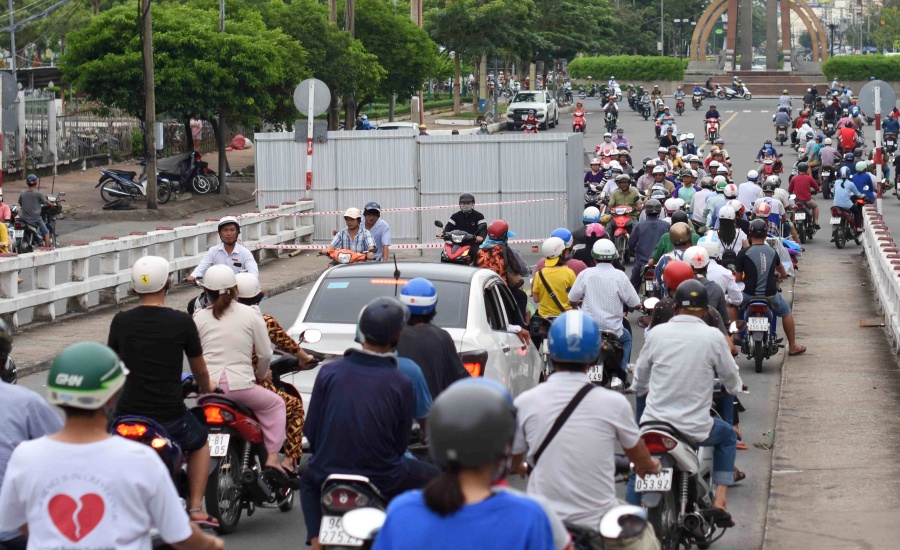 "Phớt" lệnh cấm qua cầu Cà Mau, nhiều người bị tước bằng lái phot lo lenh cam luu thong qua cau ca mau nhieu truong hop bi tuoc bang lai xe oto