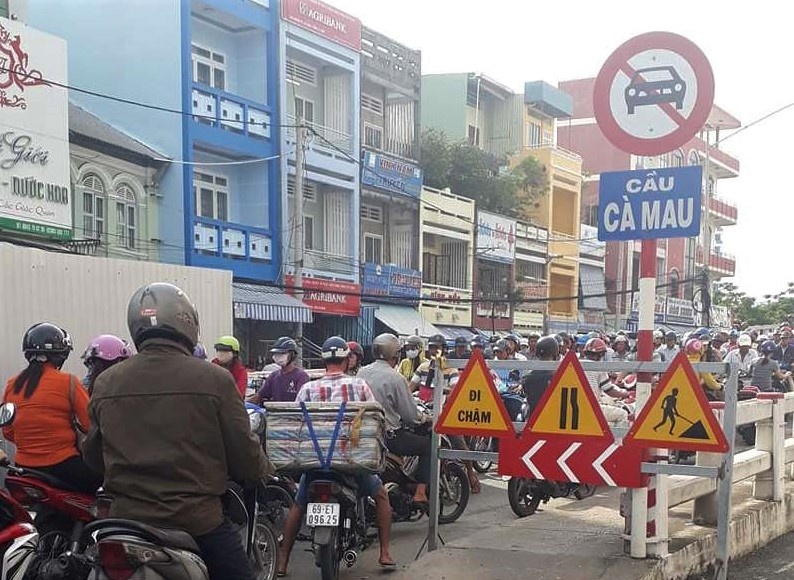 "Phớt" lệnh cấm qua cầu Cà Mau, nhiều người bị tước bằng lái phot lo lenh cam luu thong qua cau ca mau nhieu truong hop bi tuoc bang lai xe oto