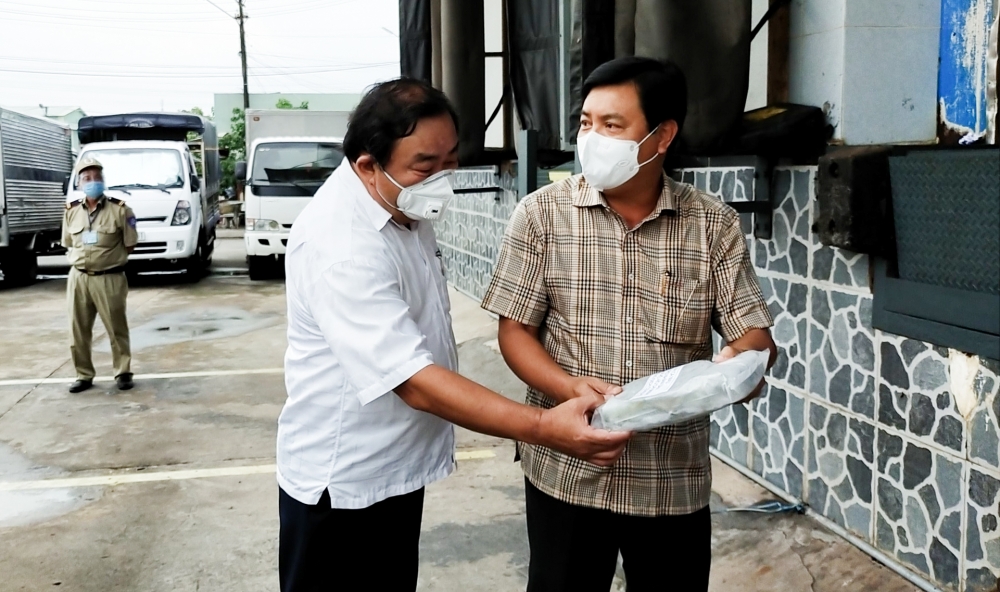Cà Mau hỗ trợ nhân dân TP Hồ Chí Minh 10 tấn tôm đông lạnh Cà Mau hỗ trợ nhân dân TP Hồ Chí Minh 10 tấn tôm đông lạnh