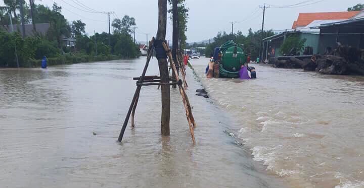 Mưa lớn kéo dài, người dân Phú Quốc đối mặt với đợt ngập sâu nguoi dan dao ngoc phu quoc doi mat voi dot ngap sau