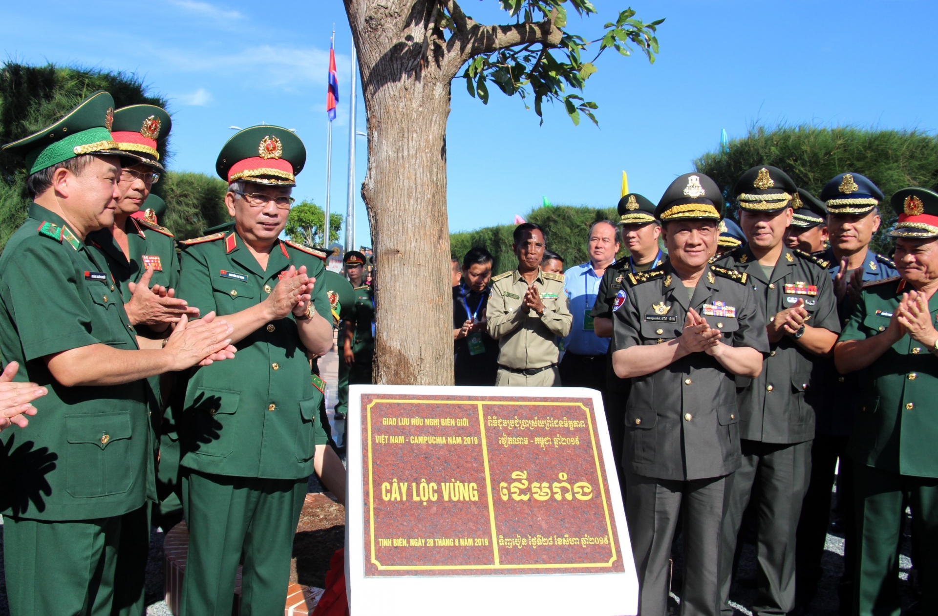 Nhiều hoạt động giao lưu thắt chặt tình hữu nghị biên giới Việt Nam - Campuchia nhieu hoat dong giao luu that chat tinh huu nghi bien gioi viet nam campuchia