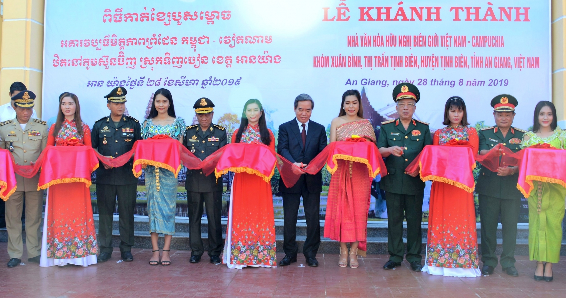 Nhiều hoạt động giao lưu thắt chặt tình hữu nghị biên giới Việt Nam - Campuchia nhieu hoat dong giao luu that chat tinh huu nghi bien gioi viet nam campuchia