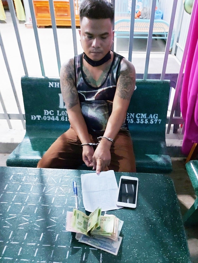 Bắt quả tang đối tượng bán số đề trong lúc giãn cách xã hội Bắt quả tang đối tượng bán số đề trong lúc giãn cách xã hội