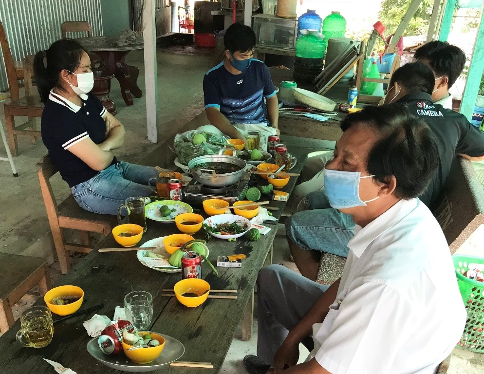 Cách chức hiệu trưởng tổ chức nhậu trong giai đoạn giãn cách xã hội Cách chức hiệu trưởng tổ chức nhậu trong giai đoạn giãn cách xã hội