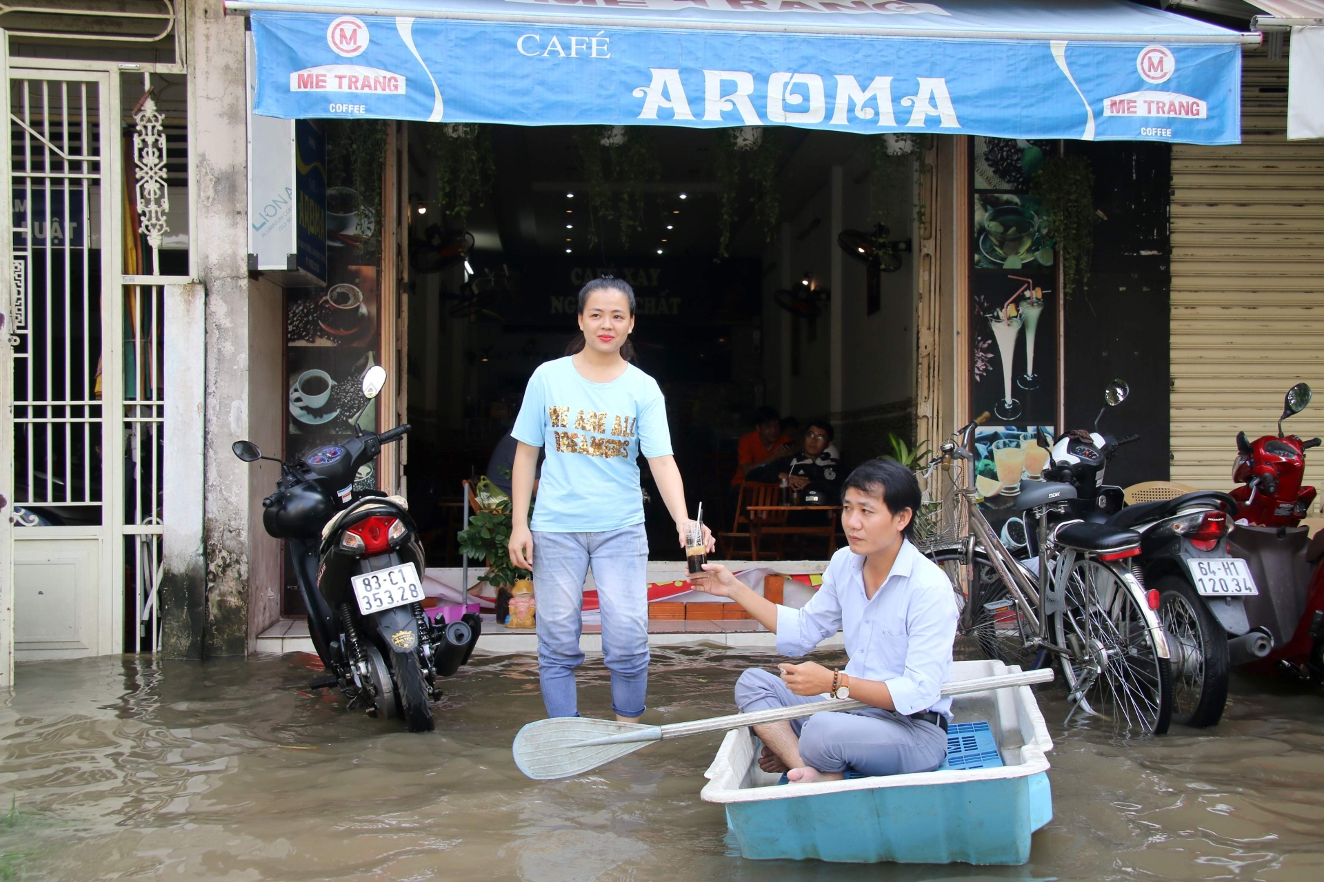 Cần Thơ "phố hóa thành sông": Người dân tấp nập lội nước, bơi xuồng can tho pho hoa thanh song nguoi dan tap nap loi nuoc boi xuong