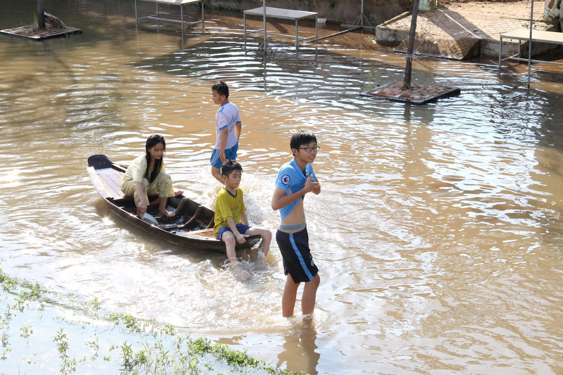 Cần Thơ "phố hóa thành sông": Người dân tấp nập lội nước, bơi xuồng can tho pho hoa thanh song nguoi dan tap nap loi nuoc boi xuong