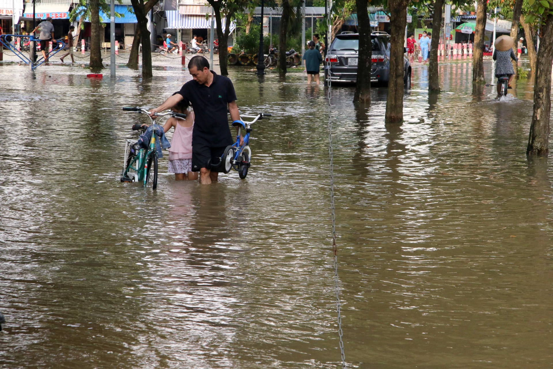 Cần Thơ "phố hóa thành sông": Người dân tấp nập lội nước, bơi xuồng can tho pho hoa thanh song nguoi dan tap nap loi nuoc boi xuong