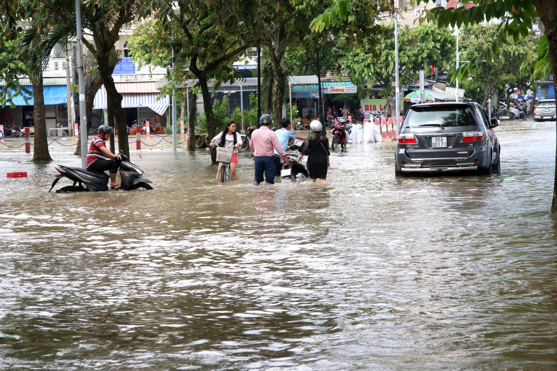 Cần Thơ "phố hóa thành sông": Người dân tấp nập lội nước, bơi xuồng can tho pho hoa thanh song nguoi dan tap nap loi nuoc boi xuong