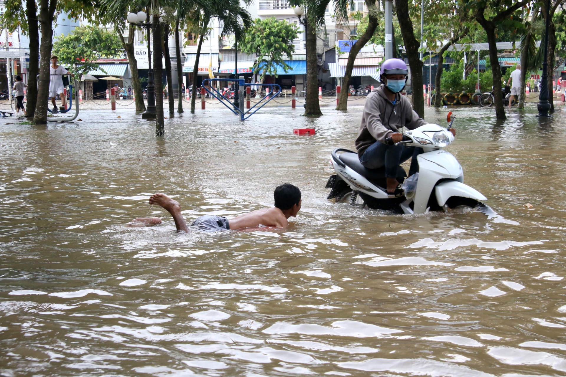 Cần Thơ "phố hóa thành sông": Người dân tấp nập lội nước, bơi xuồng can tho pho hoa thanh song nguoi dan tap nap loi nuoc boi xuong
