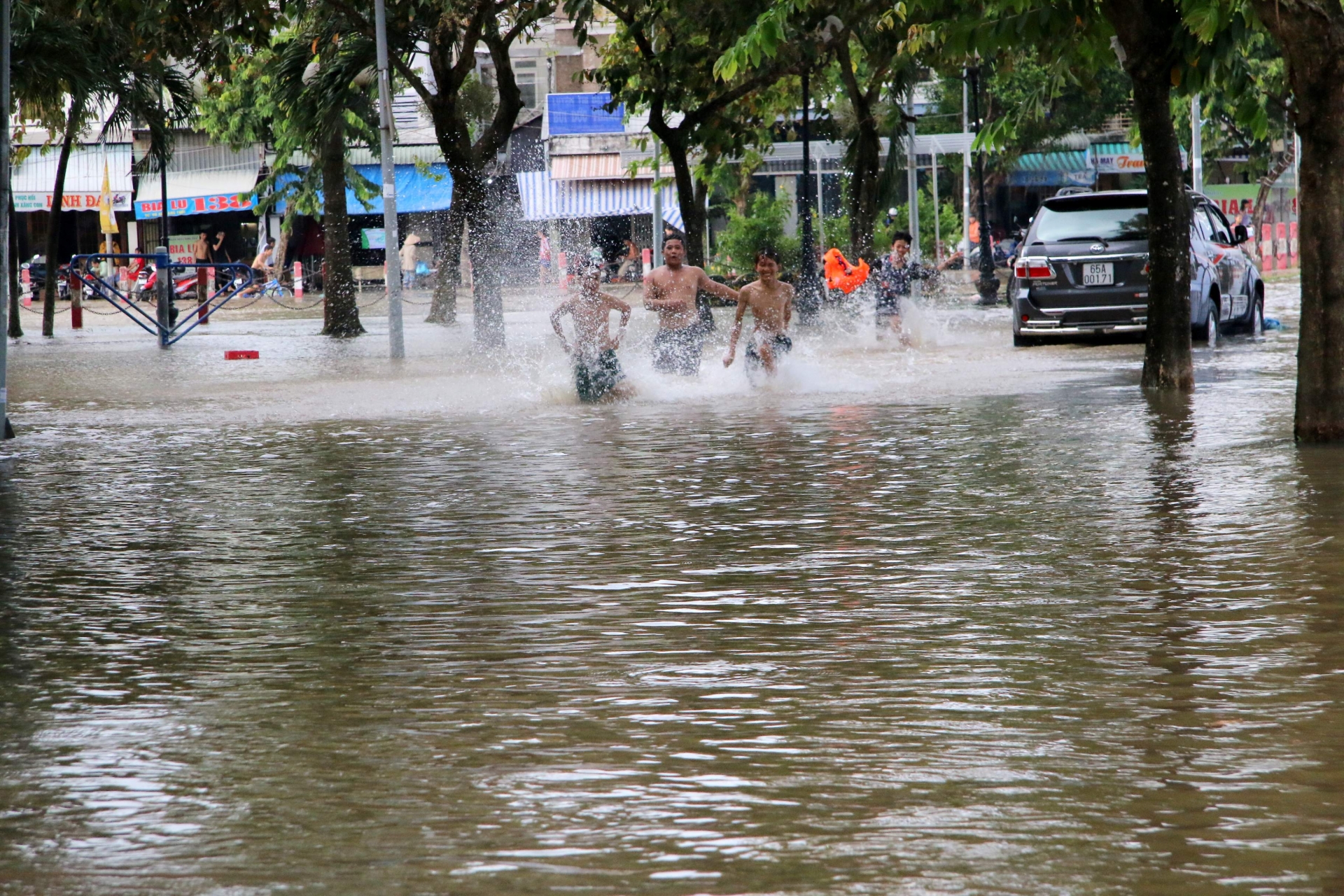 Cần Thơ "phố hóa thành sông": Người dân tấp nập lội nước, bơi xuồng can tho pho hoa thanh song nguoi dan tap nap loi nuoc boi xuong