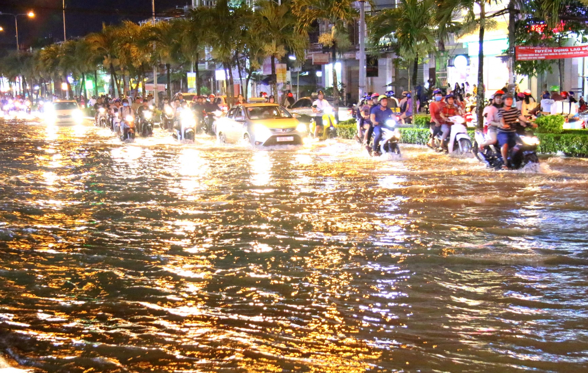 Cần Thơ "phố hóa thành sông": Người dân tấp nập lội nước, bơi xuồng can tho pho hoa thanh song nguoi dan tap nap loi nuoc boi xuong