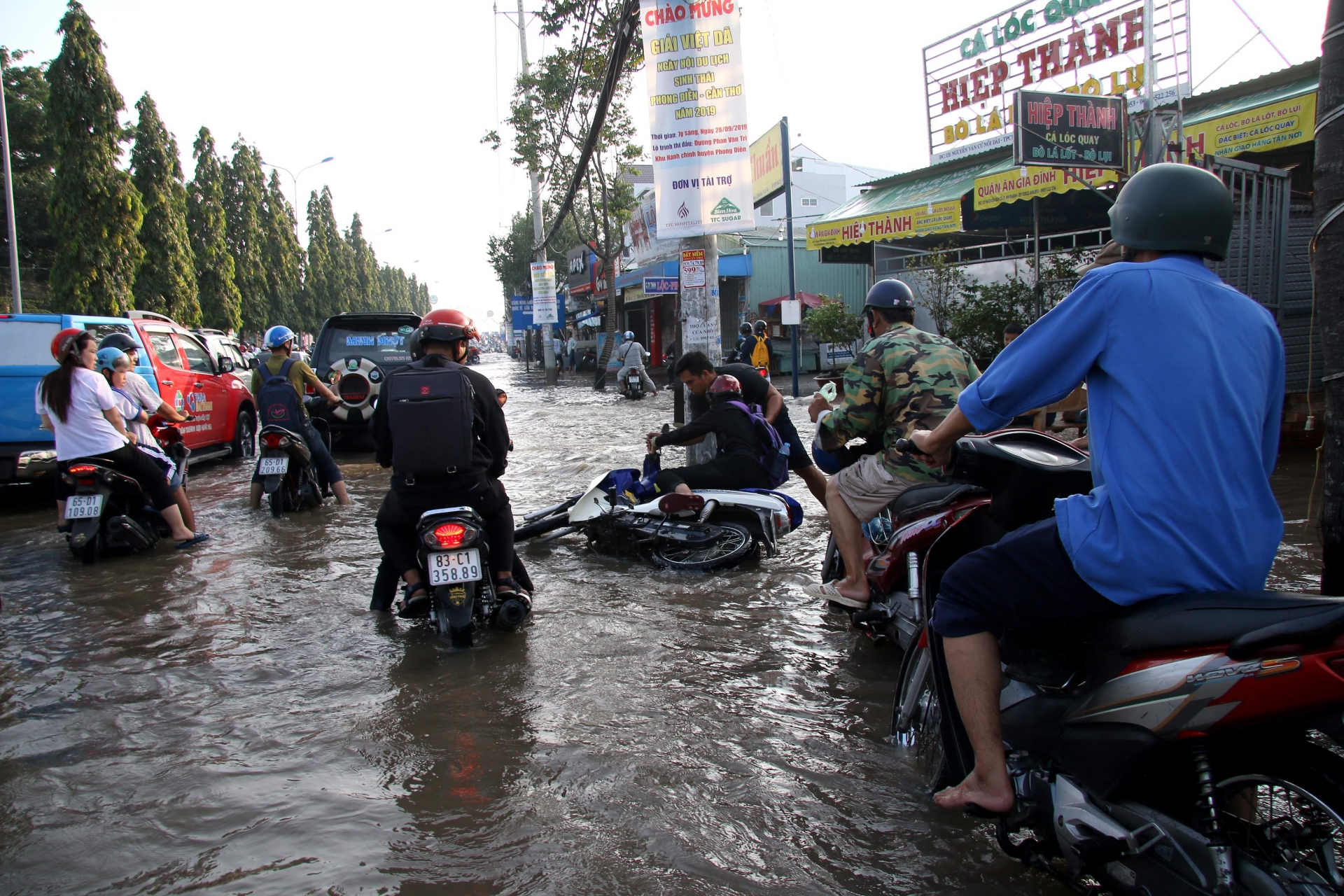 Cần Thơ "phố hóa thành sông": Người dân tấp nập lội nước, bơi xuồng can tho pho hoa thanh song nguoi dan tap nap loi nuoc boi xuong