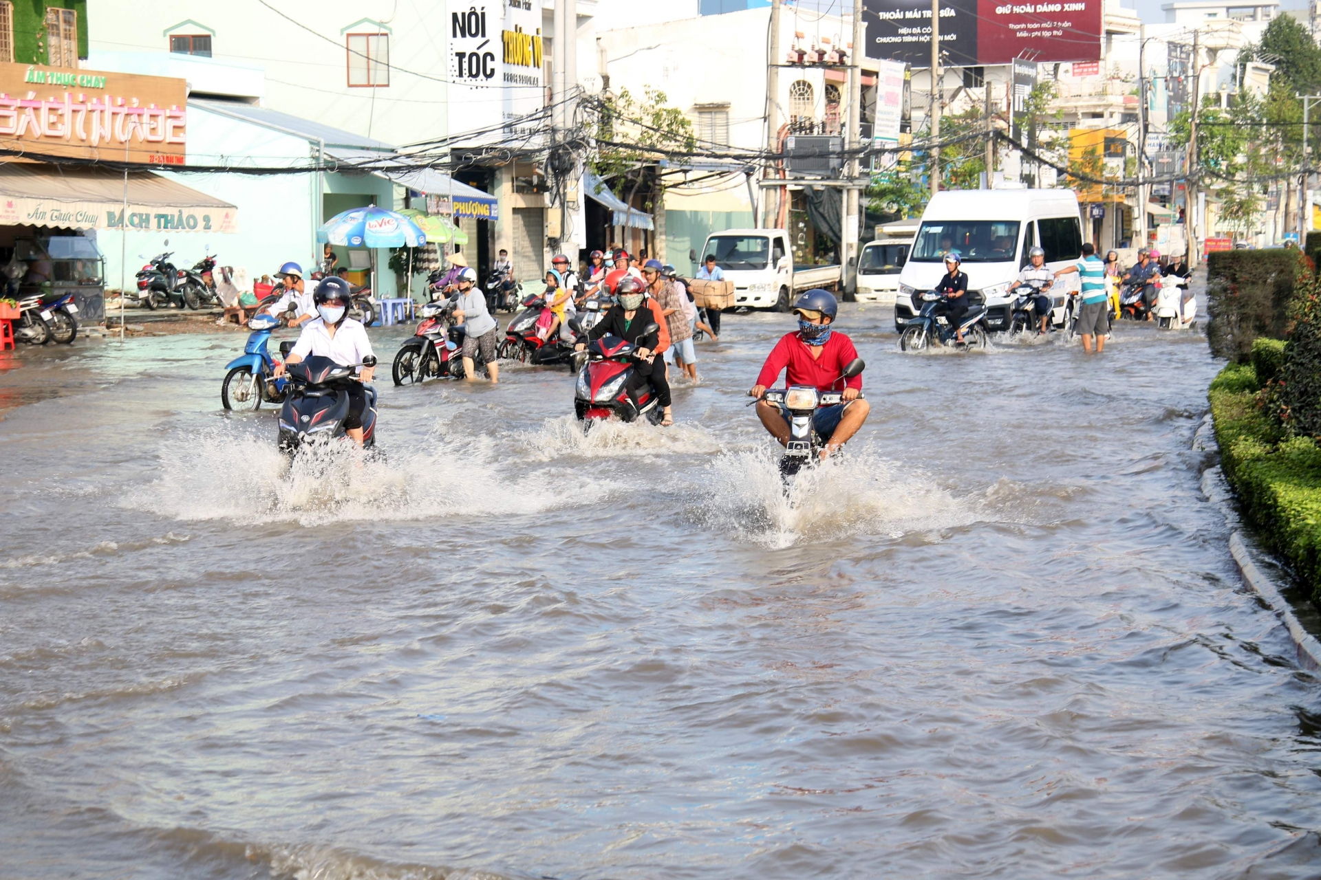 Cần Thơ "phố hóa thành sông": Người dân tấp nập lội nước, bơi xuồng can tho pho hoa thanh song nguoi dan tap nap loi nuoc boi xuong