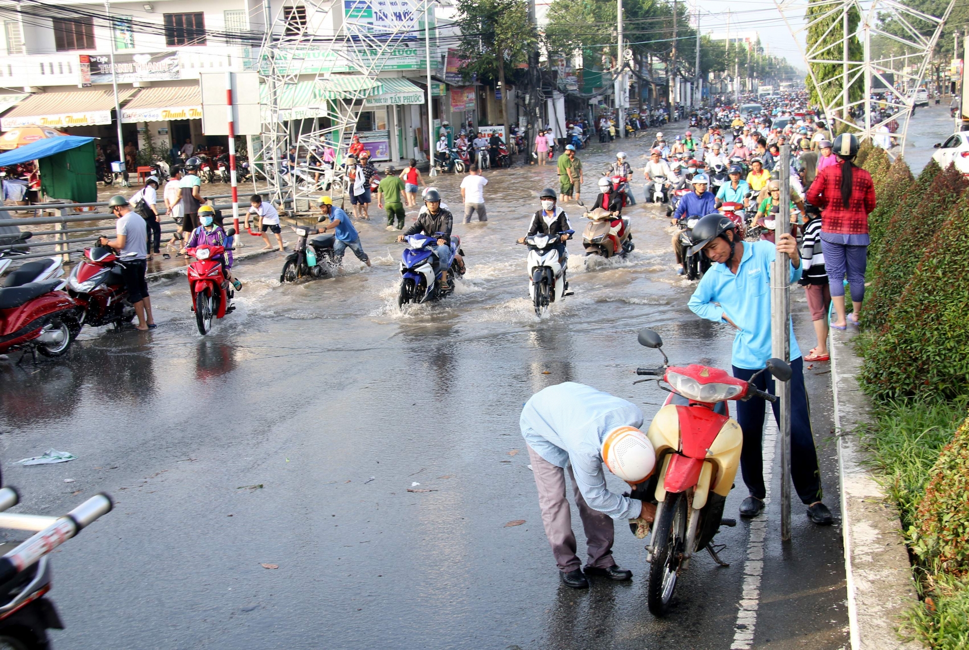 Cần Thơ "phố hóa thành sông": Người dân tấp nập lội nước, bơi xuồng can tho pho hoa thanh song nguoi dan tap nap loi nuoc boi xuong