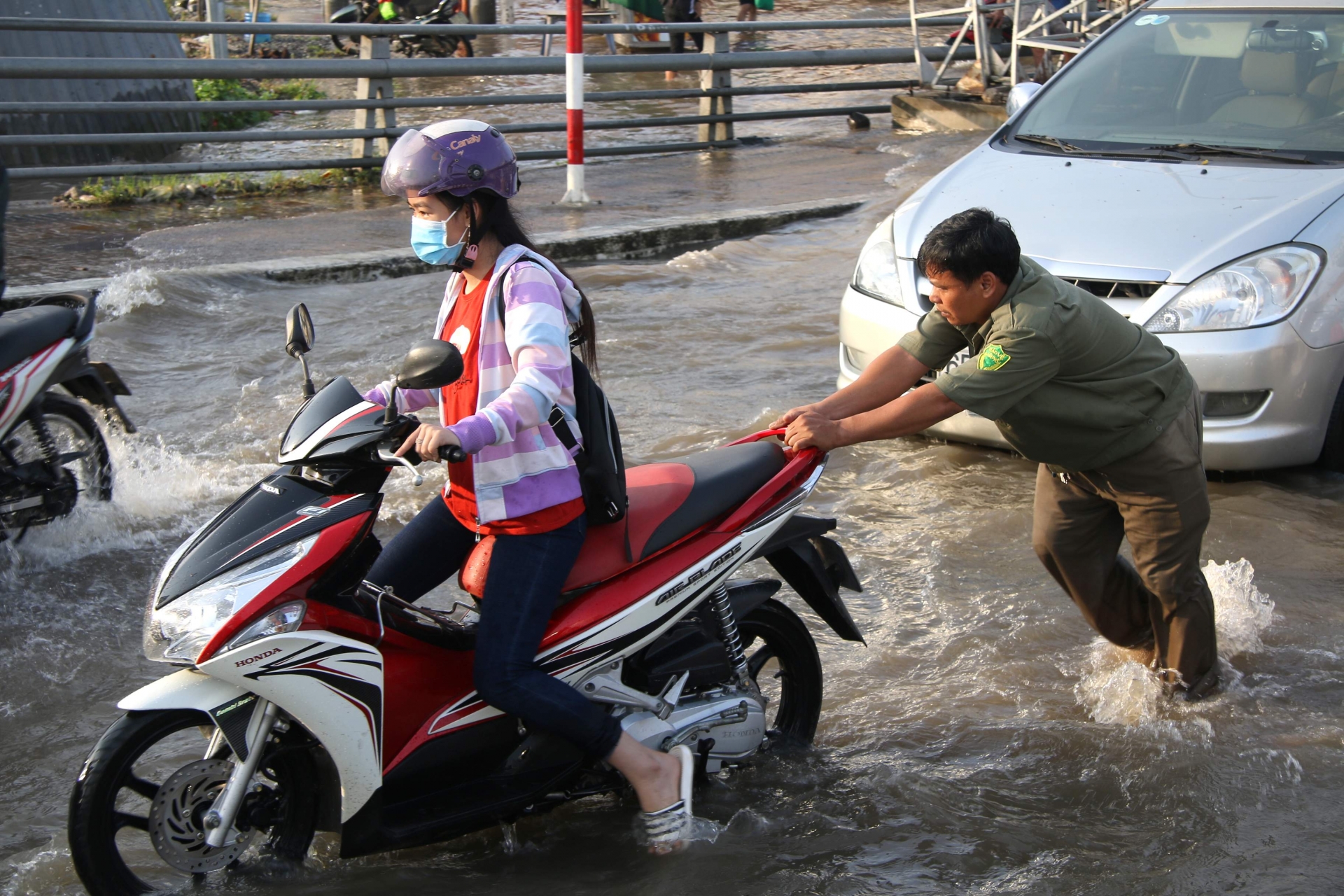 Cần Thơ "phố hóa thành sông": Người dân tấp nập lội nước, bơi xuồng can tho pho hoa thanh song nguoi dan tap nap loi nuoc boi xuong
