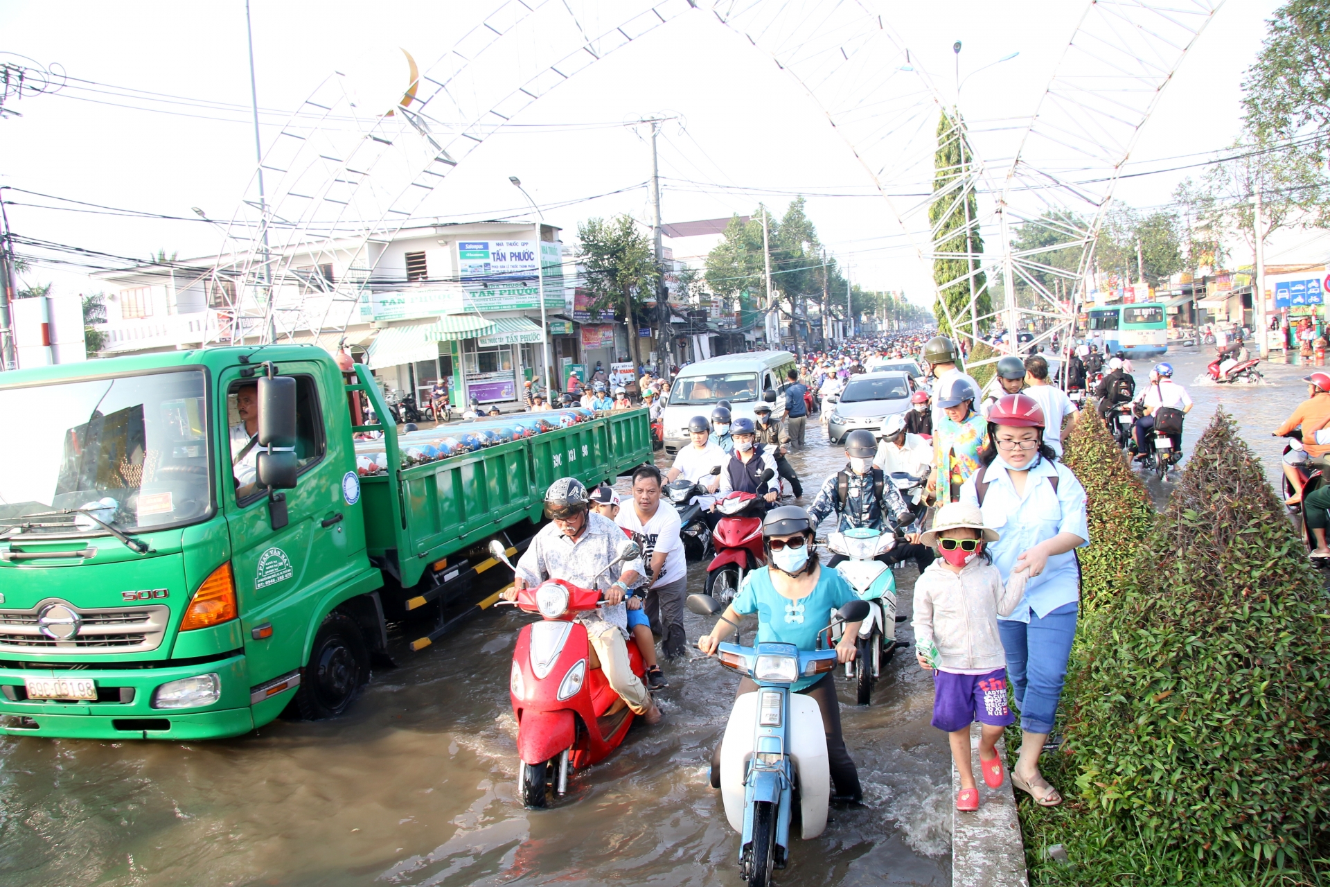 Cần Thơ "phố hóa thành sông": Người dân tấp nập lội nước, bơi xuồng can tho pho hoa thanh song nguoi dan tap nap loi nuoc boi xuong
