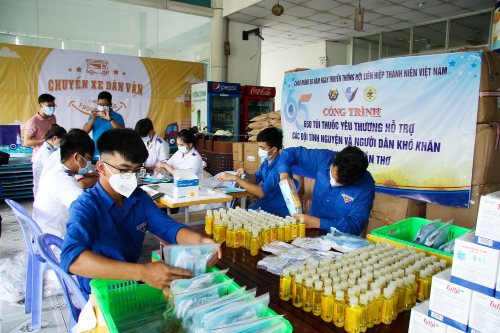 Cần Thơ: 650 túi thuốc yêu thương đến với bà con thương hồ chợ nổi Cái Răng Cần Thơ: 650 túi thuốc yêu thương đến với bà con thương hồ chợ nổi Cái Răng
