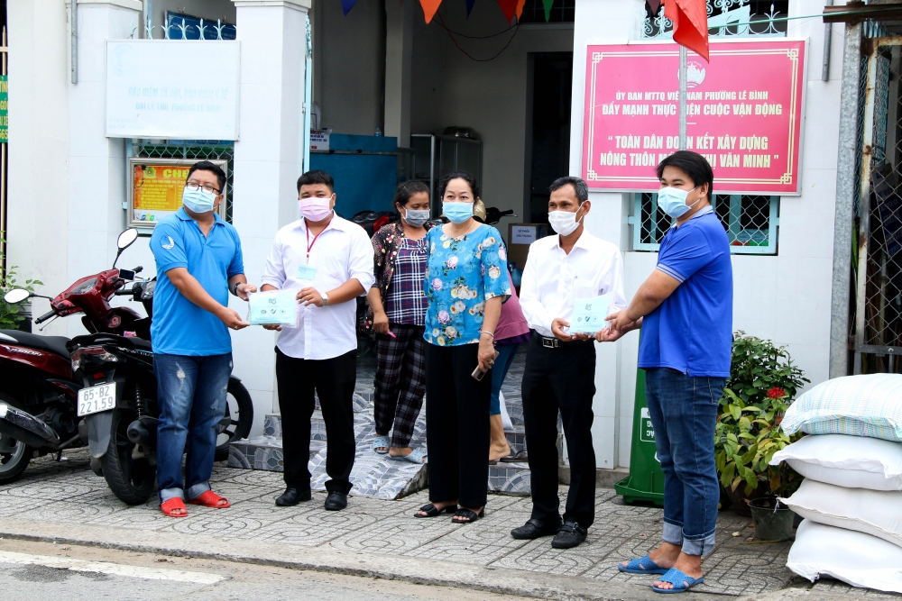 Cần Thơ: 650 túi thuốc yêu thương đến với bà con thương hồ chợ nổi Cái Răng Cần Thơ: 650 túi thuốc yêu thương đến với bà con thương hồ chợ nổi Cái Răng