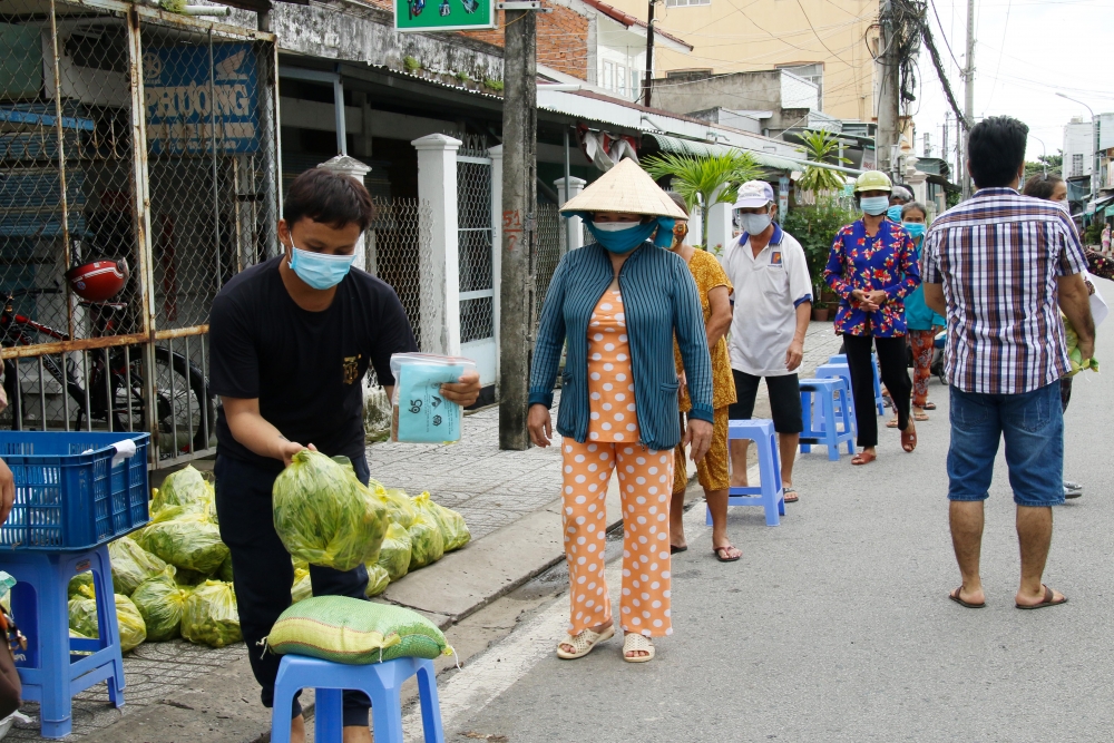 Cần Thơ: 650 túi thuốc yêu thương đến với bà con thương hồ chợ nổi Cái Răng Cần Thơ: 650 túi thuốc yêu thương đến với bà con thương hồ chợ nổi Cái Răng
