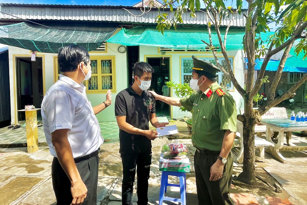 An Giang: Tổ chức gặp mặt, tặng quà cho người hoàn lương, tái hòa nhập cộng đồng An Giang: Tổ chức gặp mặt, tặng quà cho người hoàn lương, tái hòa nhập cộng đồng