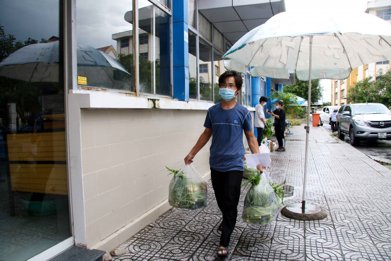 Cần Thơ trao 17 phần quà hỗ trợ du học sinh Campuchia bị kẹt lại Việt Nam do dịch Covid-19