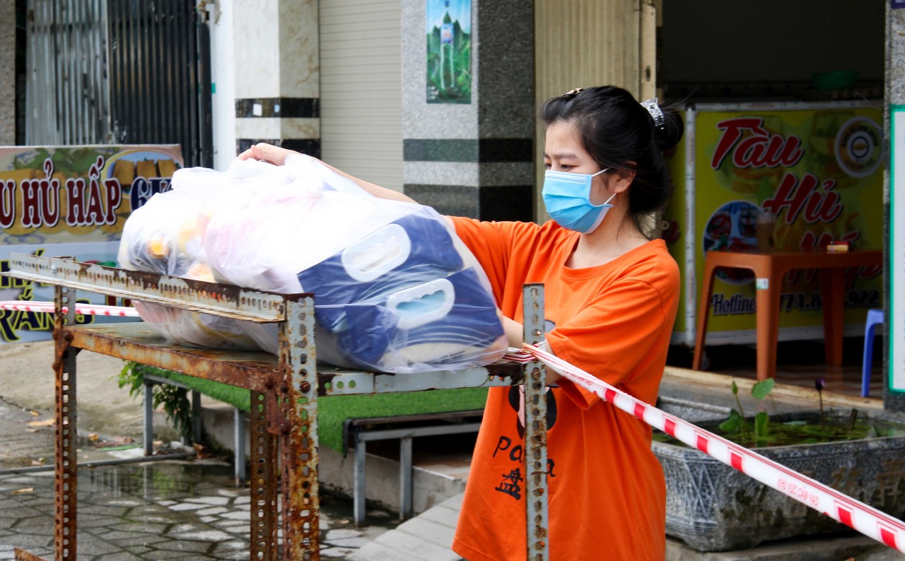 Cần Thơ trao 17 phần quà hỗ trợ du học sinh Campuchia bị kẹt lại Việt Nam do dịch Covid-19