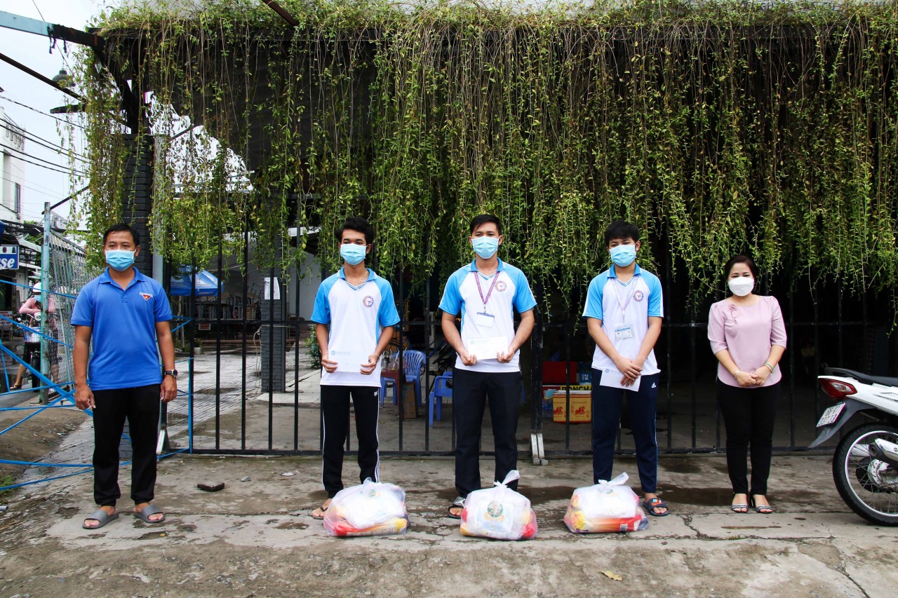 Cần Thơ trao 17 phần quà hỗ trợ du học sinh Campuchia bị kẹt lại Việt Nam do dịch Covid-19
