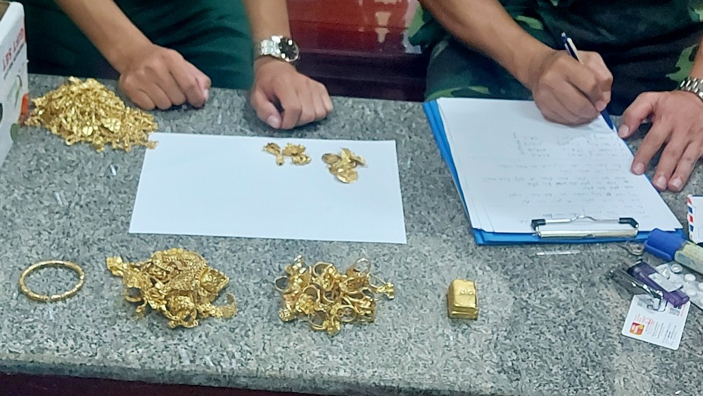 Bắt giữ tài xế vận chuyển trái phép ngoại tệ qua biên giới Bắt giữ tài xế vận chuyển trái phép ngoại tệ qua biên giới