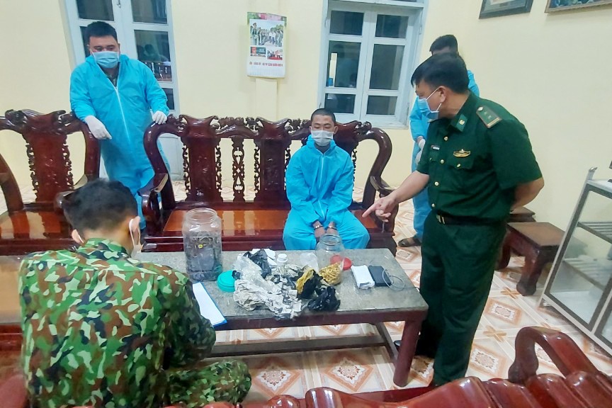 Bắt giữ tài xế vận chuyển trái phép ngoại tệ qua biên giới Bắt giữ tài xế vận chuyển trái phép ngoại tệ qua biên giới