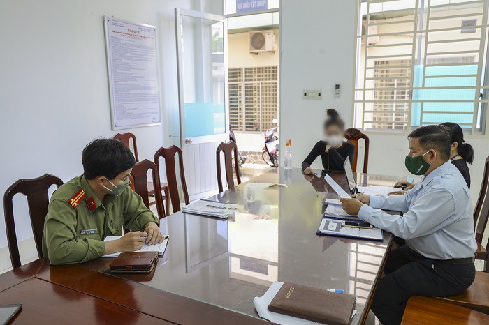 Cần Thơ phạt đối tượng đăng tin được tiêm vaccine Mỹ nhờ 'Ba chồng quyền lực' Cần Thơ phạt đối tượng đăng tin được tiêm vaccine Mỹ nhờ 'Ba chồng quyền lực'