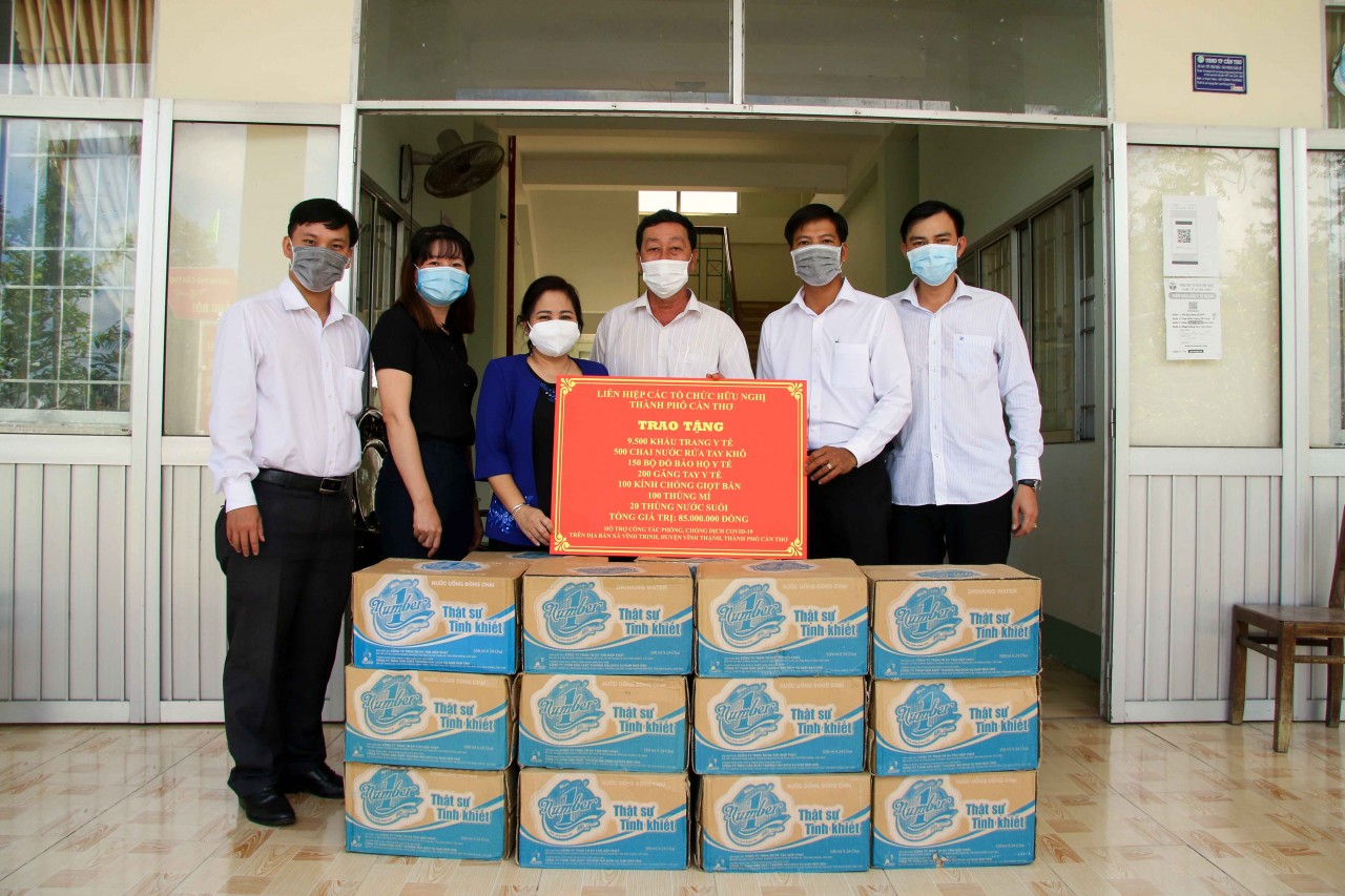 Liên hiệp Hữu nghị Cần Thơ tặng vật tư y tế cho xã Vĩnh Trinh, TP Cần Thơ Liên hiệp Hữu nghị Cần Thơ tặng vật tư y tế cho xã Vĩnh Trinh, TP Cần Thơ
