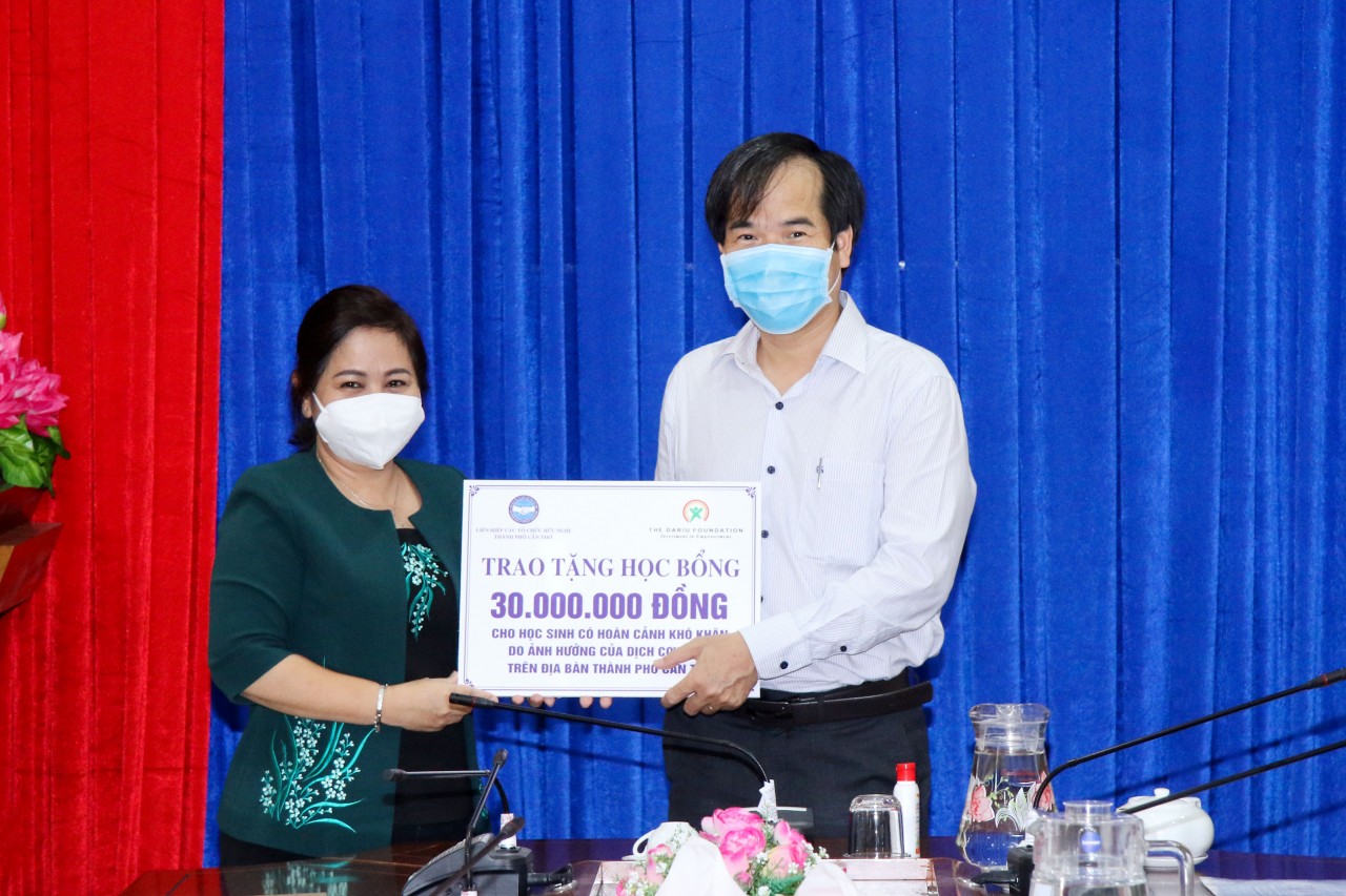 Dariu Foundation trao học bổng cho học sinh Cần Thơ bị ảnh hưởng bởi dịch Covid-19 Dariu Foundation trao học bổng cho học sinh Cần Thơ bị ảnh hưởng bởi dịch Covid-19