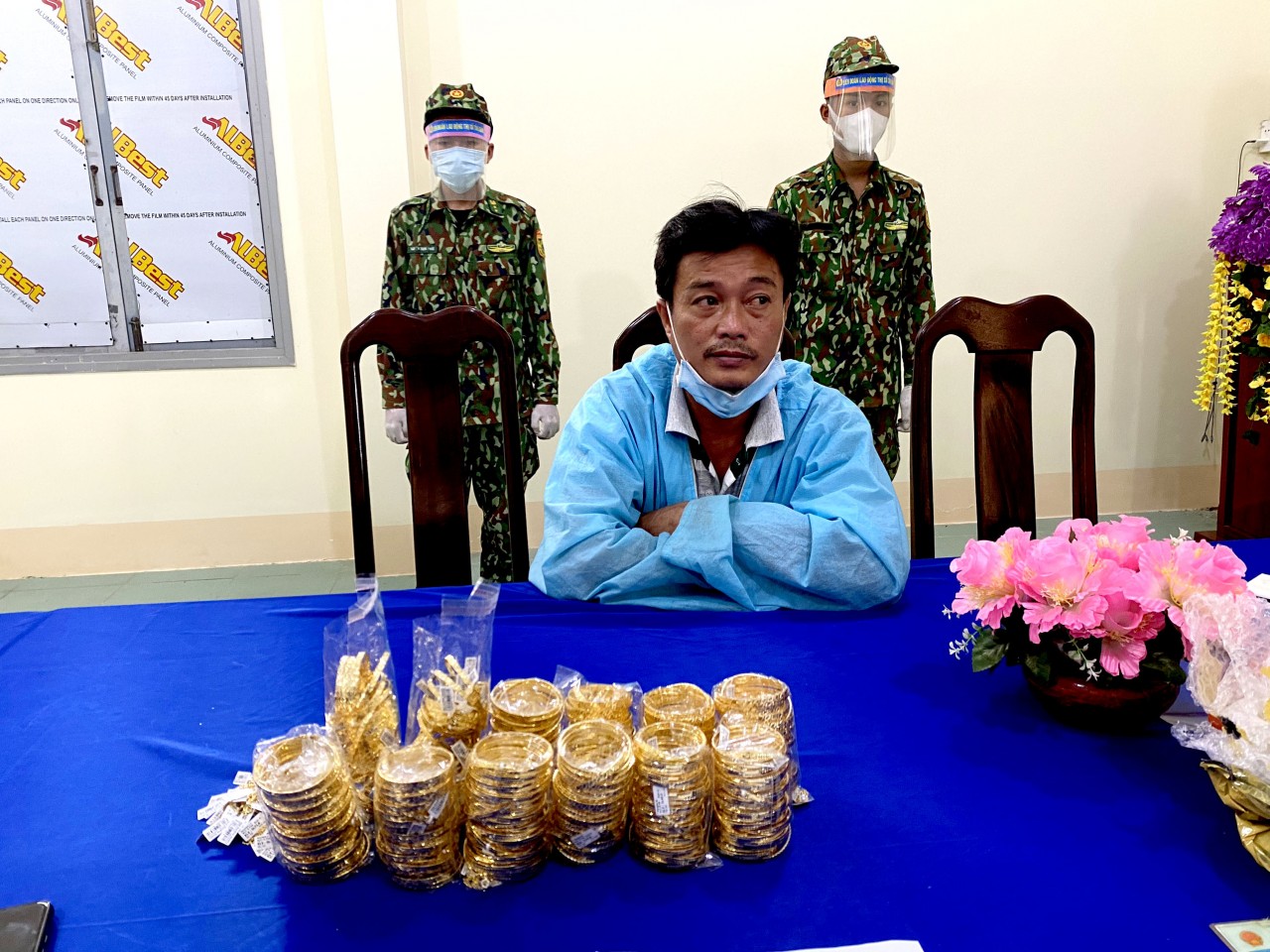 Bắt đối tượng vận chuyển trái phép 2,2 kg kim loại nghi là vàng qua biên giới Bắt đối tượng vận chuyển trái phép 2,2 kg kim loại nghi là vàng qua biên giới