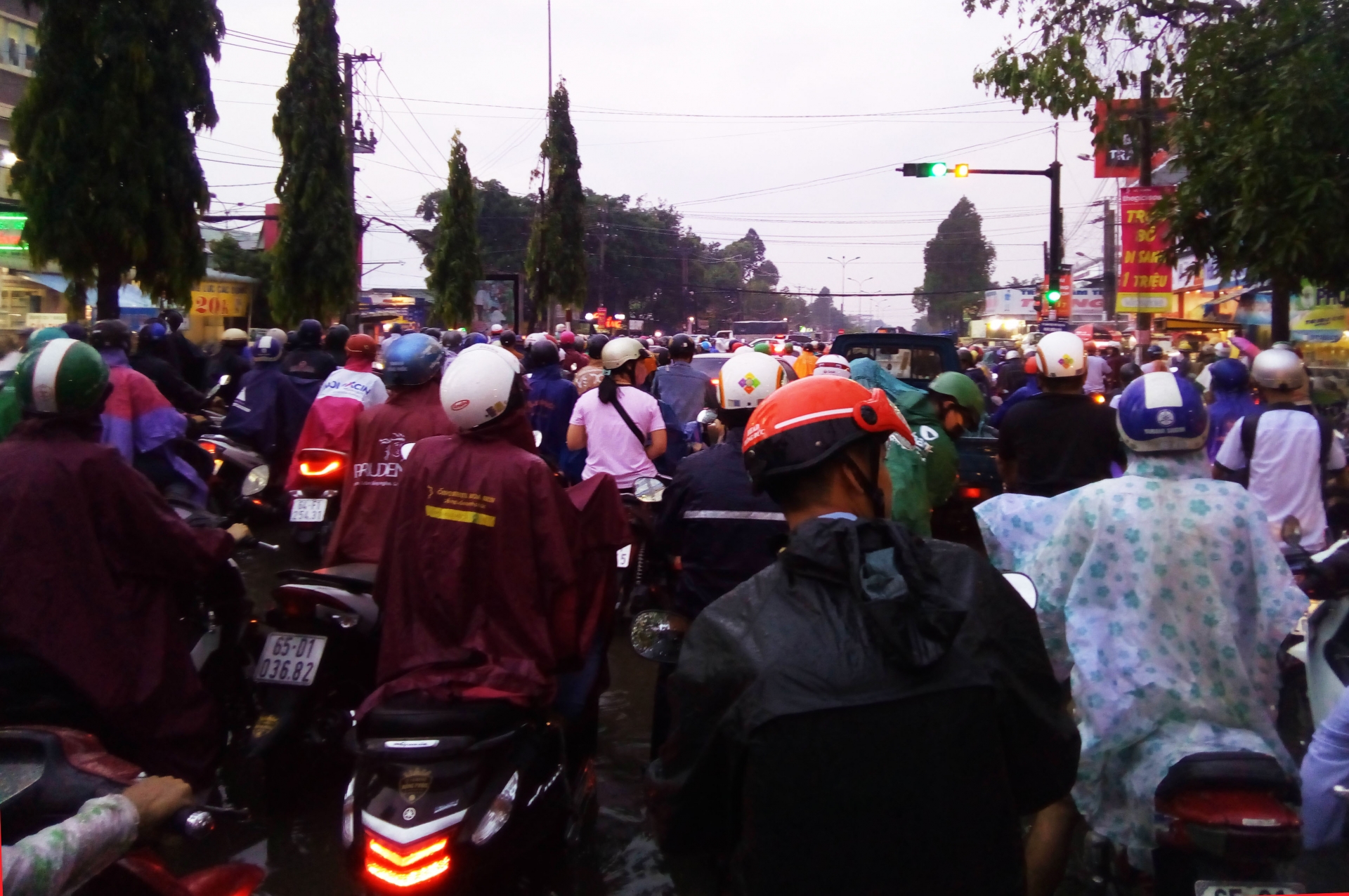 Ngập sau mưa, người dân bì bõm di chuyển ở Cần Thơ nguoi dan bi bom di chuyen trong noi o tpcan tho do ngap sau mua