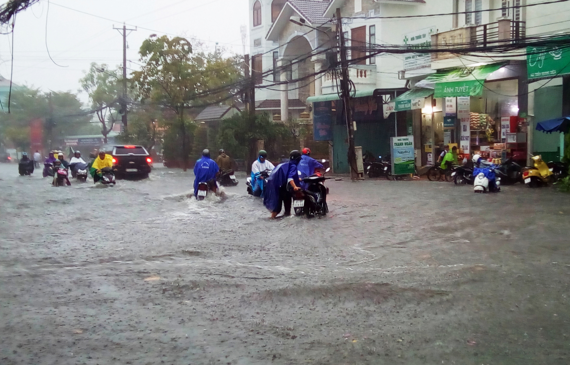 Ngập sau mưa, người dân bì bõm di chuyển ở Cần Thơ nguoi dan bi bom di chuyen trong noi o tpcan tho do ngap sau mua