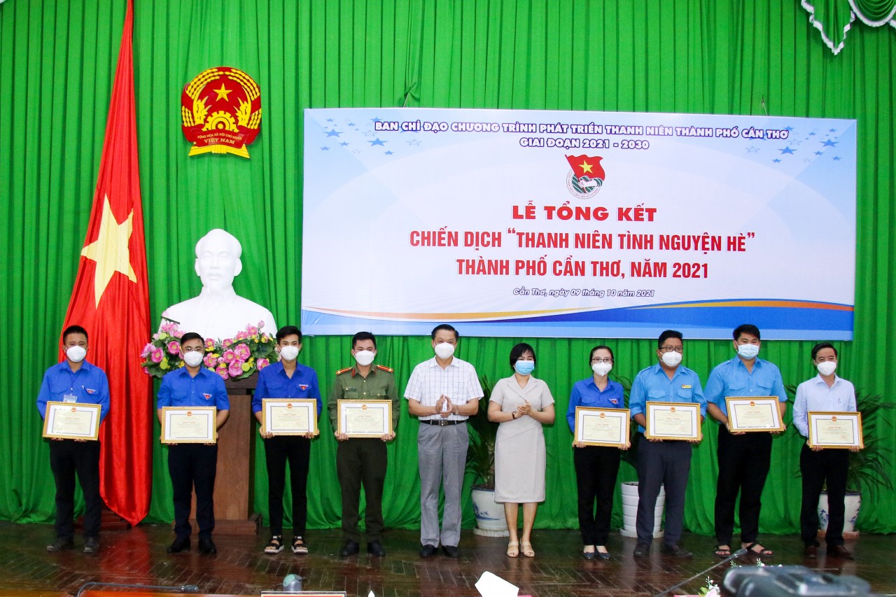 Đã có gần 10 nghìn đoàn viên, sinh viên Cần Thơ tham gia tuyến đầu chống dịch Đã có gần 10 nghìn đoàn viên, sinh viên Cần Thơ tham gia tuyến đầu chống dịch