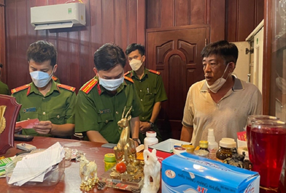 Bắt cựu cán bộ Công an liên quan đến 'trùm' buôn lậu Mười Tường Bắt cựu cán bộ Công an liên quan đến 'trùm' buôn lậu Mười Tường
