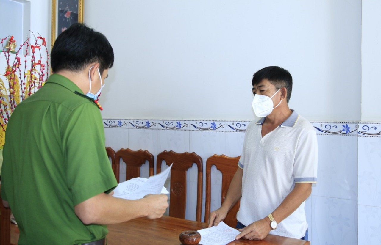Bắt cựu cán bộ Công an liên quan đến 'trùm' buôn lậu Mười Tường Bắt cựu cán bộ Công an liên quan đến 'trùm' buôn lậu Mười Tường