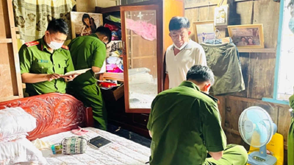 Bắt cựu cán bộ Công an liên quan đến 'trùm' buôn lậu Mười Tường Bắt cựu cán bộ Công an liên quan đến 'trùm' buôn lậu Mười Tường
