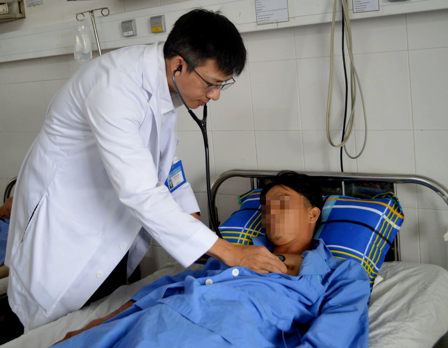 Đột quỵ ở tuổi 23 vì thường xuyên hút thuốc lá, liên tục nhậu nam thanh nien bi dot quy o tuoi 23 hut thuoc la moi ngay nhau trong nhieu nam