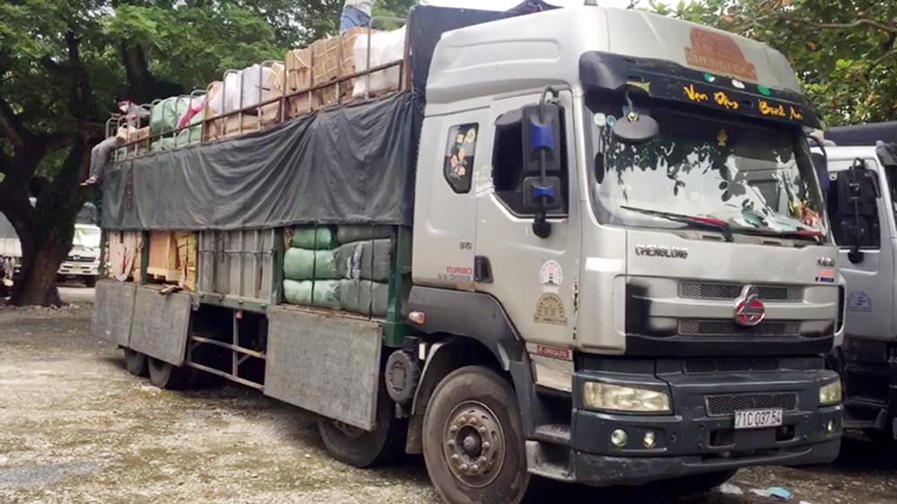 Bắt xe tải chở số lượng lớn hàng nghi nhập lậu Bắt xe tải chở số lượng lớn hàng nghi nhập lậu