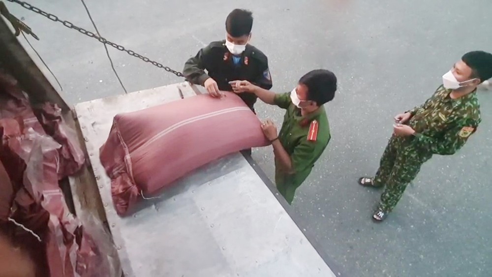 An Giang: Phát hiện hai xe tải vận chuyển trên 40 tấn hạt cà phê không rõ nguồn gốc An Giang: Phát hiện hai xe tải vận chuyển trên 40 tấn hạt cà phê không rõ nguồn gốc
