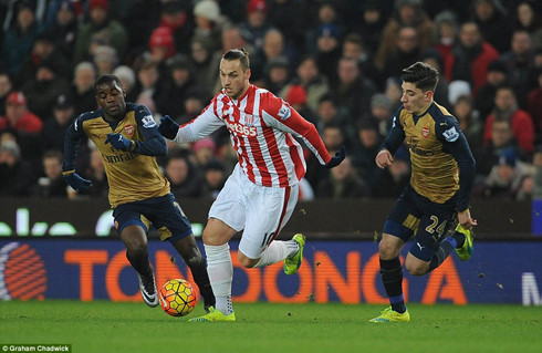 mu thang nhoc arsenal hoa that vong truoc stoke city