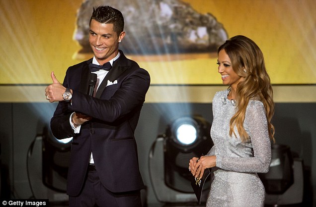 cristiano ronaldo doi messi neymar thanh toan tien phien dich