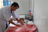 hue thanh nien bi manh phao tu che ban vao dau dem giao thua